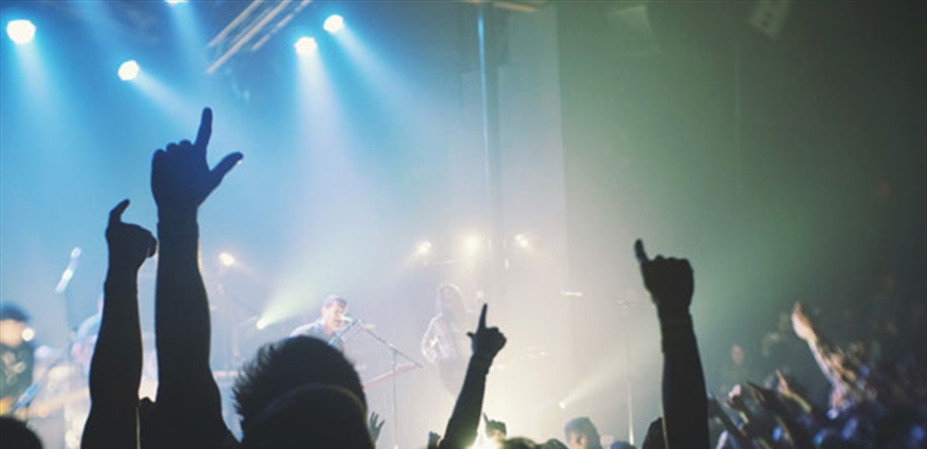 فنان يتعرّض للضرب على المسرح بسبب غنائه (فيديو) – بوابة مشاهير