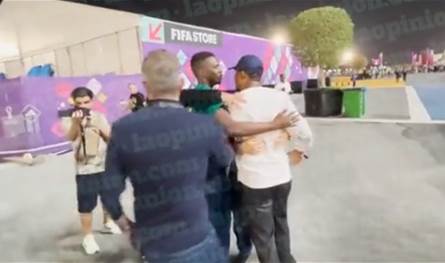 بركلة في الوجه... لاعب كرة قدم سابق شهير يعتدي على مشجع عربيّ في قطر (فيديو)