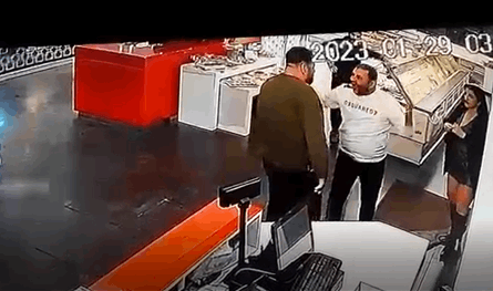 فيديو صادم من منطقة الذوق.. إطلاق نار داخل متجر والمتورّط &quot;عسكري&quot;!