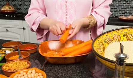خبر يهمّ ربات البيوت.. هكذا تتجنبن تعب الوقوف في رمضان
