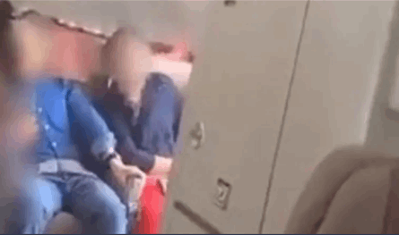 ركاب يصرخون ويولولون.. الرجل الذي فتح باب الطائرة في الجو يُفجر مفاجأة عن السبب (فيديو)