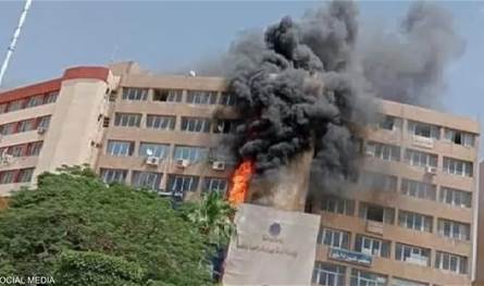 حريق هائل في مبنى حكومي بالقاهرة.. وسقوط 18 مصاباً (فيديو)