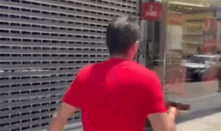 شاهد.. شاب فلسطيني يحتفل بفوز اردوغان بتوزيع الفلافل في نيويورك
