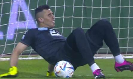 واحدة من أغرب التصديات لكرة القدم حدثت في مباراة بالدوري السعودي.. شاهدوا الفيديو