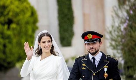 بحضور ضيوف عرب وأجانب عشاء ملكي فاخر احتفالا بزفاف ولي العهد الأردني.. والملك عبدالله يبدو متعباً (فيديو)