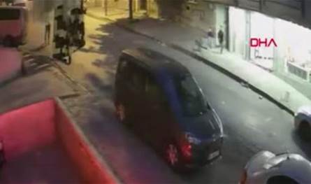 فيديو مروع.. نجوا بأعجوبة بعد سقوط مركبة في فناء كانوا يلعبون فيه