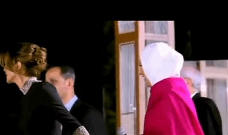 الملكة رانيا تغمر نداء شرارة في حفل زفاف ولي عهد الأردن (فيديو)