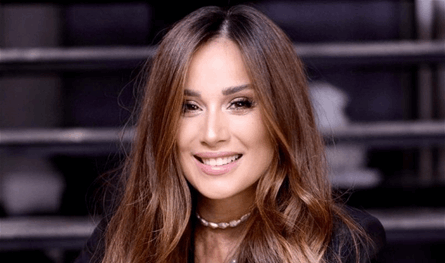 نشرت صورة من أمام حوض السباحة في منزلها... هكذا تستمتع كارين رزق الله بفصل الصيف