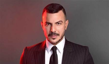 ابن باسل خياط يلفت الانظار بجماله.. اصبح شابا نسخة عن والده (صورة)