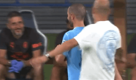 شاهد.. مدرب مانشستر سيتي يركل لاعبه بعد استبداله