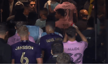 لأول مرة منذ انتقاله إلى إنتر ميامي.. ميسي يتشاجر مع لاعب والمدرب يطالب بطرده! (فيديو)