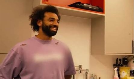 محمد صلاح يثير الجدل بظهوره الأخير.. ما قصة القميص المقطوع؟