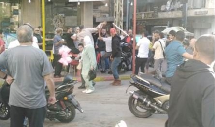 إشكال وتضارب بالأيدي أمام محل حلويات