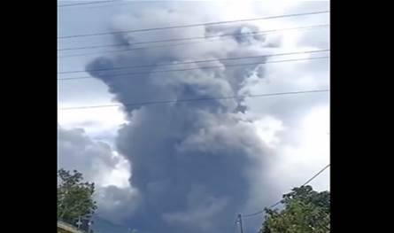 ثوران بركان &quot;ميرابي&quot;.. عشرات الأشخاص في عداد المفقودين وفيديو يُوثّق المشاهد المخيفة