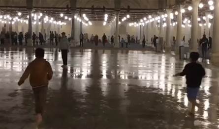  أمطار تفاجئ مصلين بأقدم جامع في مصر وإفريقيا (فيديو)