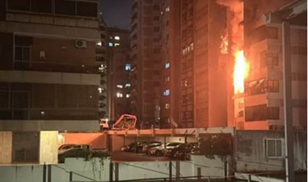 حريقٌ كبير داخل مبنى في بيروت.. النيران تحتجز السكان! (فيديو)