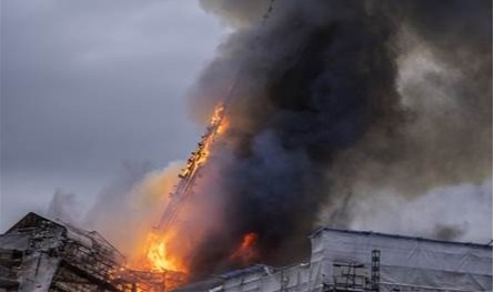 حريق ضخم وإغلاق طرقات.. برج البورصة التاريخي الشهير يتهاوى (صور وفيديو)