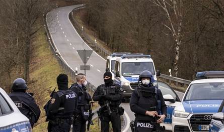 نشطت في تهريب البشر.. الشرطة الألمانية تفكك عصابة خطرة