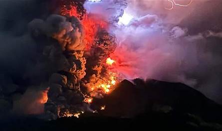 بالصور: ثوران بركاني في إندونيسيا يطلق الحمم والرماد للغلاف الجوي