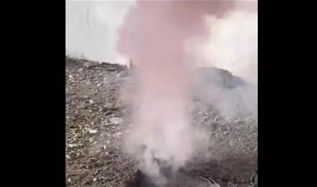 دخان ملوّن يصعد من حفرة بعد فيضانات عمان.. ما سرّهُ (فيديو)