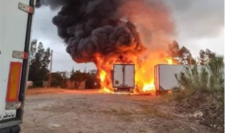 إندلاع حريق بشاحنتي تبريد في عكار (صور)