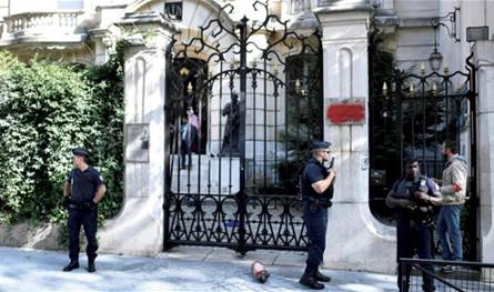 حدث أمني كبير في باريس.. رجل بحزام ناسف يتحصّن داخل القنصلية الإيرانية (فيديو)