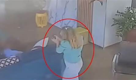 بسبب الإيجار.. إمرأة تقتحم برفقة ابنها منزلاً في البرازيل وتقتل اثنين (فيديو)