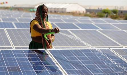 الهند تستثمر بالطاقة الشمسية.. وتبرز كمصدّرٍ رئيسيّ