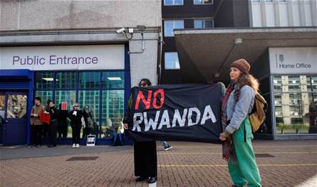 بريطانيا ترحّل أوّل طالب لجوء إلى رواندا