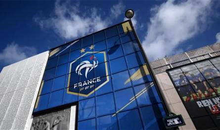 قرار غريب من الاتحاد الفرنسي يثير الجدل تجاه اللاعبين المسلمين