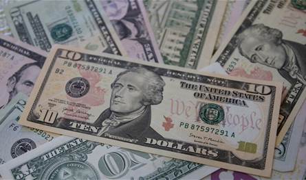 الدولار يتراجع قبيل صدور بيان الفيدرالي الأميركي