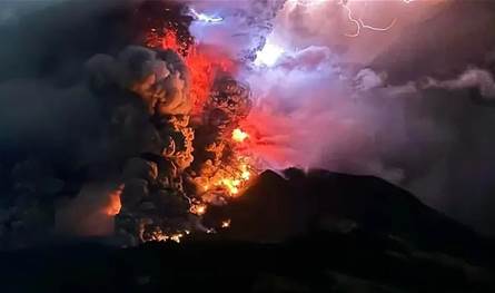 بعد ثوران بركان &quot;روانغ&quot;.. إندونيسيا بدأت بإجلاء السكان (فيديو)