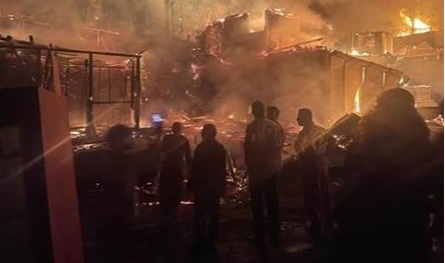 حريق ضخم يلتهم 150 منزلا خشبيا في قرية سياحية شمال إيران