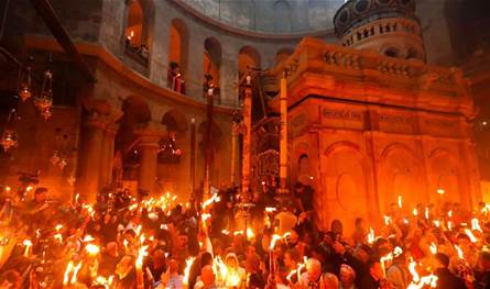 فيض النور المقدّس في كنيسة القيامة بحضور عدد كبير من المؤمنين (فيديو)