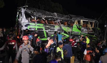 حادث مُرعب في إندونيسيا.. والضحايا مُعظمهم من الطلاب