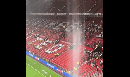 الأمطار تغرق ملعب مانشستر يونايتد.. سقطت على الجمهور خلال مباراة! (فيديو)