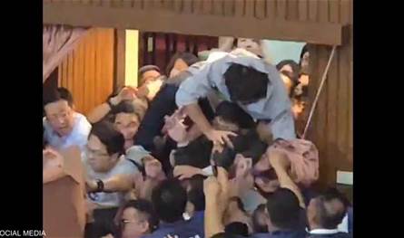 برلمان يتحول إلى &quot;حلبة مصارعة&quot;.. شاهدوا ما جرى في تايوان (فيديو)