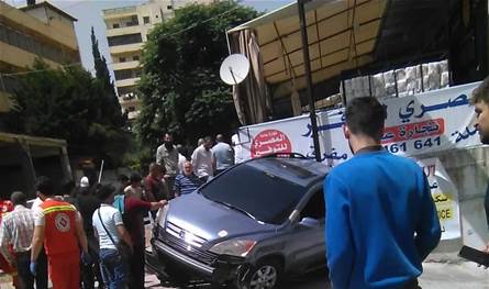  علقت &quot;دواسة&quot; البنزين.. سيارة تصطدم بحائط بالقرب من ميتم في طرابلس (صورة)