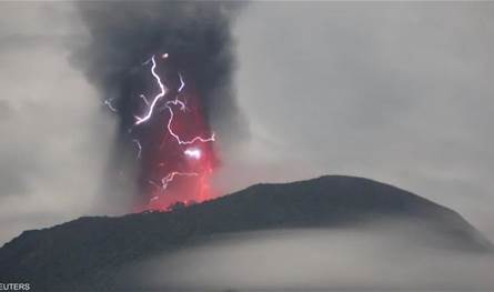 منظر مُثير.. ثوران بركان إيبو في إندونيسيا مطلقاً الرماد بشكل قوي (صور)