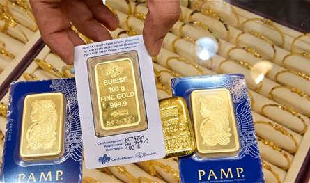 الذهب يتراجع عن مستوى قياسي مرتفع مع صعود الدولار