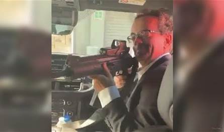 شهر السلاح بوجه زميله في السفارة.. إقالة سفير بريطانيا لدى المكسيك شاهدوا ماذا فعل (فيديو)