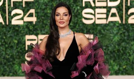 "ملكة وبتضلك ملكة".. نادين نسيب نجيم تخطف الأنظار في السعودية بفستان مكشوف شاهدوا كيف بدت (صور)