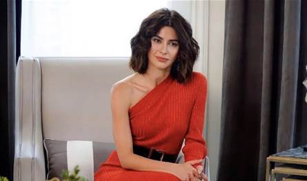 "استغفر الله".. نجمة مسلسل "التفاح الحرام" التركية بإطلالة فاضحة شاهدوا ماذا ارتدت (فيديو)