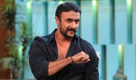 بعدما وقع ضحية برنامجه.. أحمد العوضي يشن هجوماً على رامز جلال ويكشف موعد زواجه (فيديو)