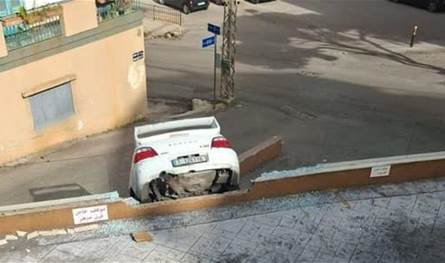 في بصاليم.. السيارة انزلقت وسقطت من الموقف وسقوط جريح