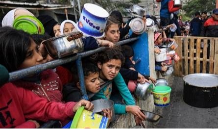 الجوع يتفاقم في غزّة والأزمة خطيرة.. المخابز تلفظ أنفاسها الأخيرة!