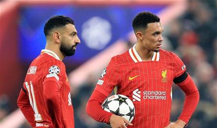 حرق قميص أحد نجوم ليفربول بسبب الرحيل عن النادي