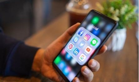 خطر كبير.. احذر تصفح وسائل التواصل لهذه الأسباب