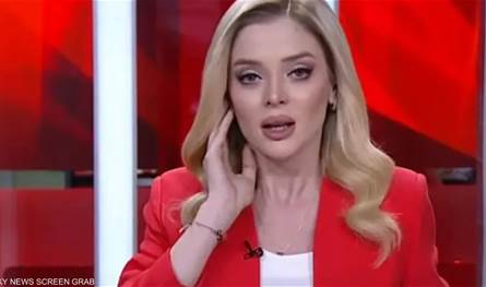 طلبت الاتصال بوالدتها.. هذا ما حدث مع مذيعة على الهواء خلال الزلزال المُرعب الذي هزّ تركيا (فيديو)