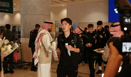 بهذه الطريقة.. لاعب كوري جنوبي يستفز نادي الهلال السعودي ولاعبيه (صور)